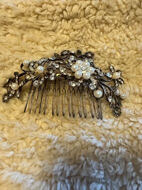 Pearl & Rhinestone Floral Hair Comb in Silver Tone